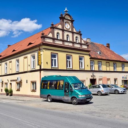 Hotel Stary Ratusz Kostomloty Exterior foto