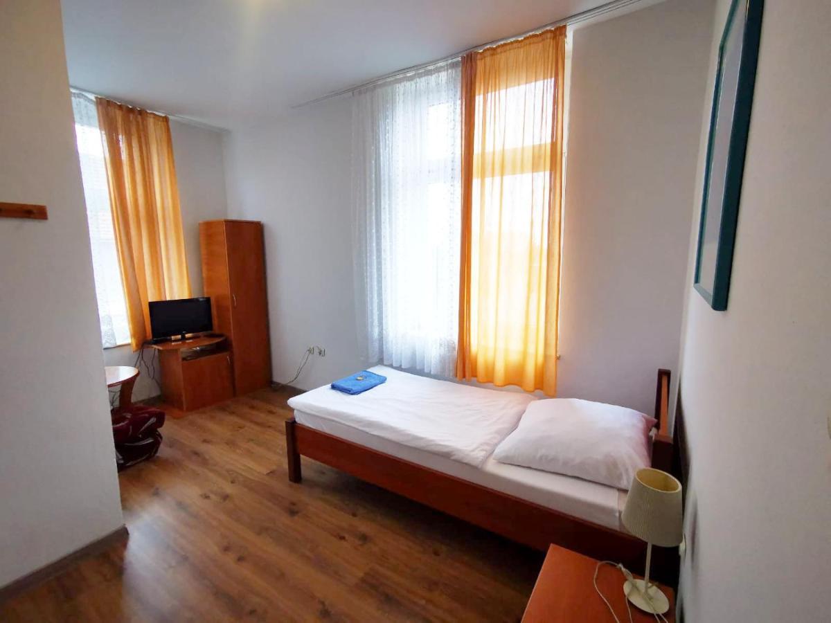 Hotel Stary Ratusz Kostomloty Exterior foto