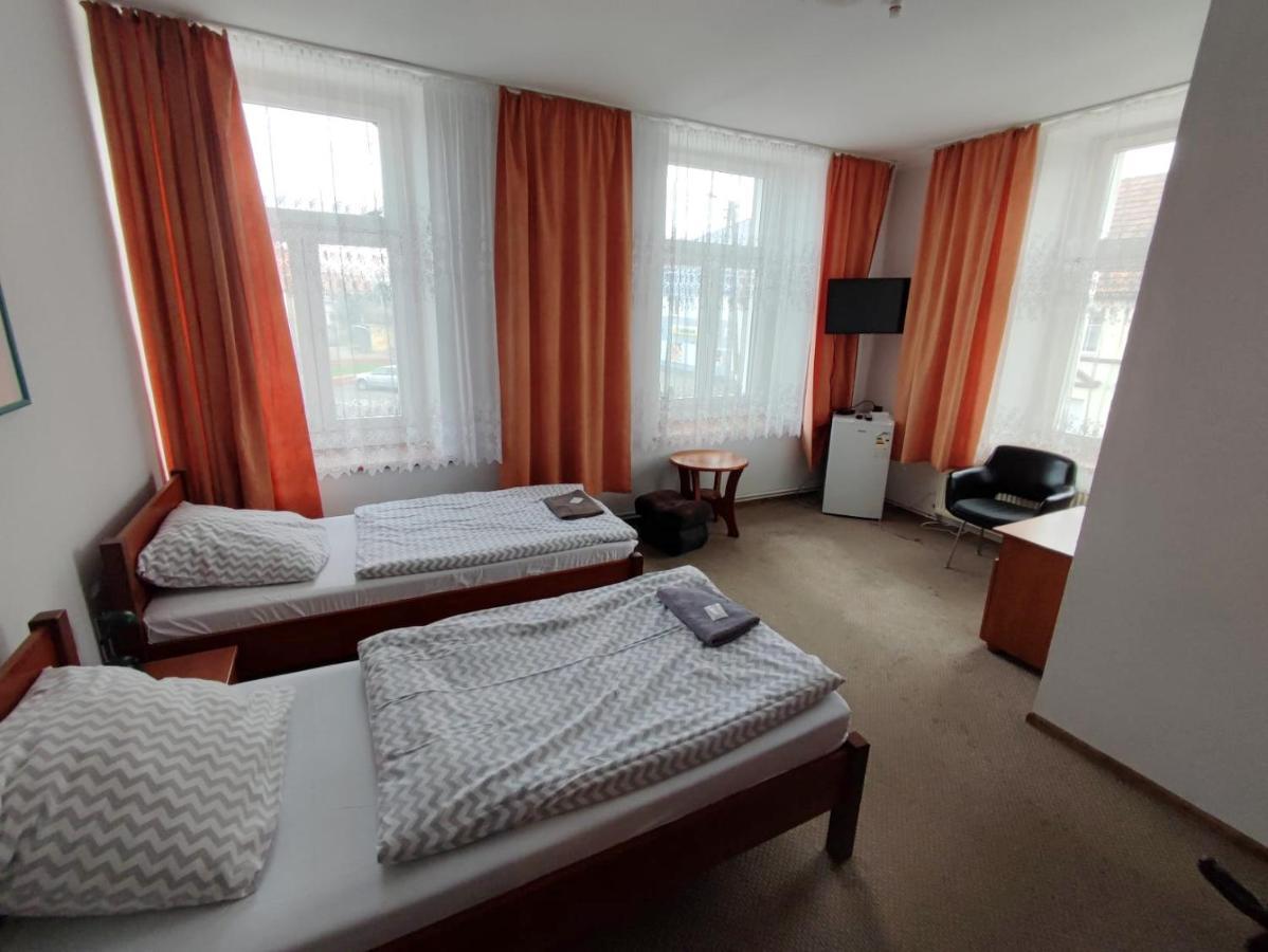 Hotel Stary Ratusz Kostomloty Exterior foto